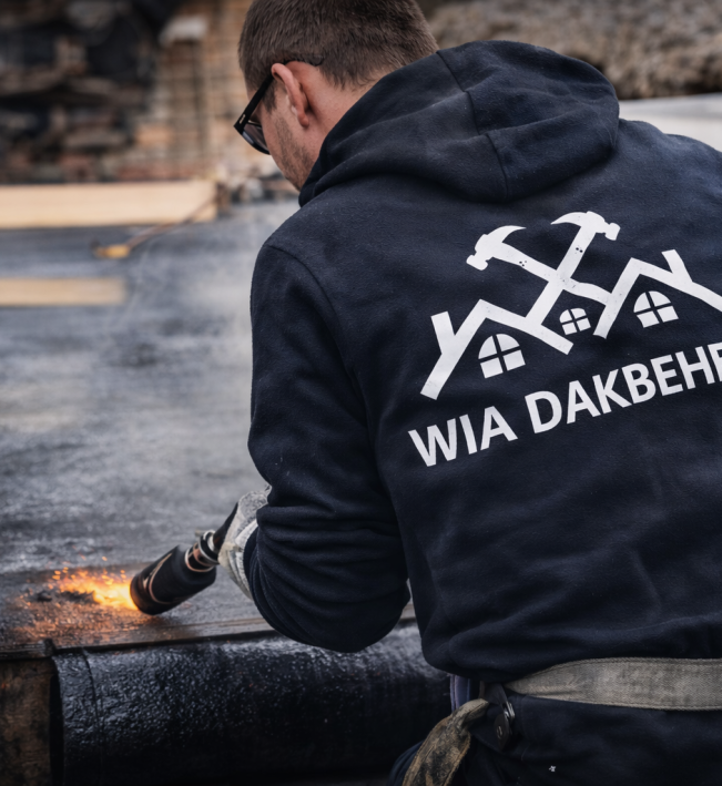 Dakdekker aan het werk met vlamapparaat